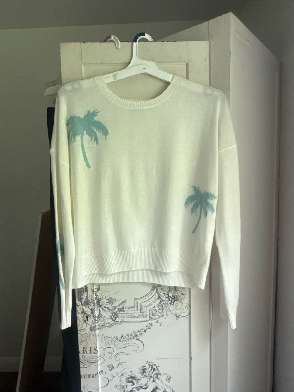 Excellent Preowned Condition Z Supply White Palm-Print Crewneck Sweater